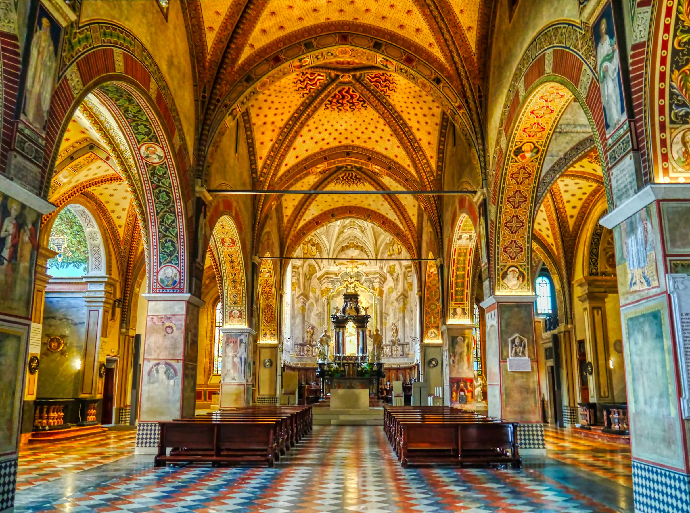 things to see in lugano in one day Lugano_Cattedrale_di_San_Lorenzo_Interno_Navata_Ovest_3