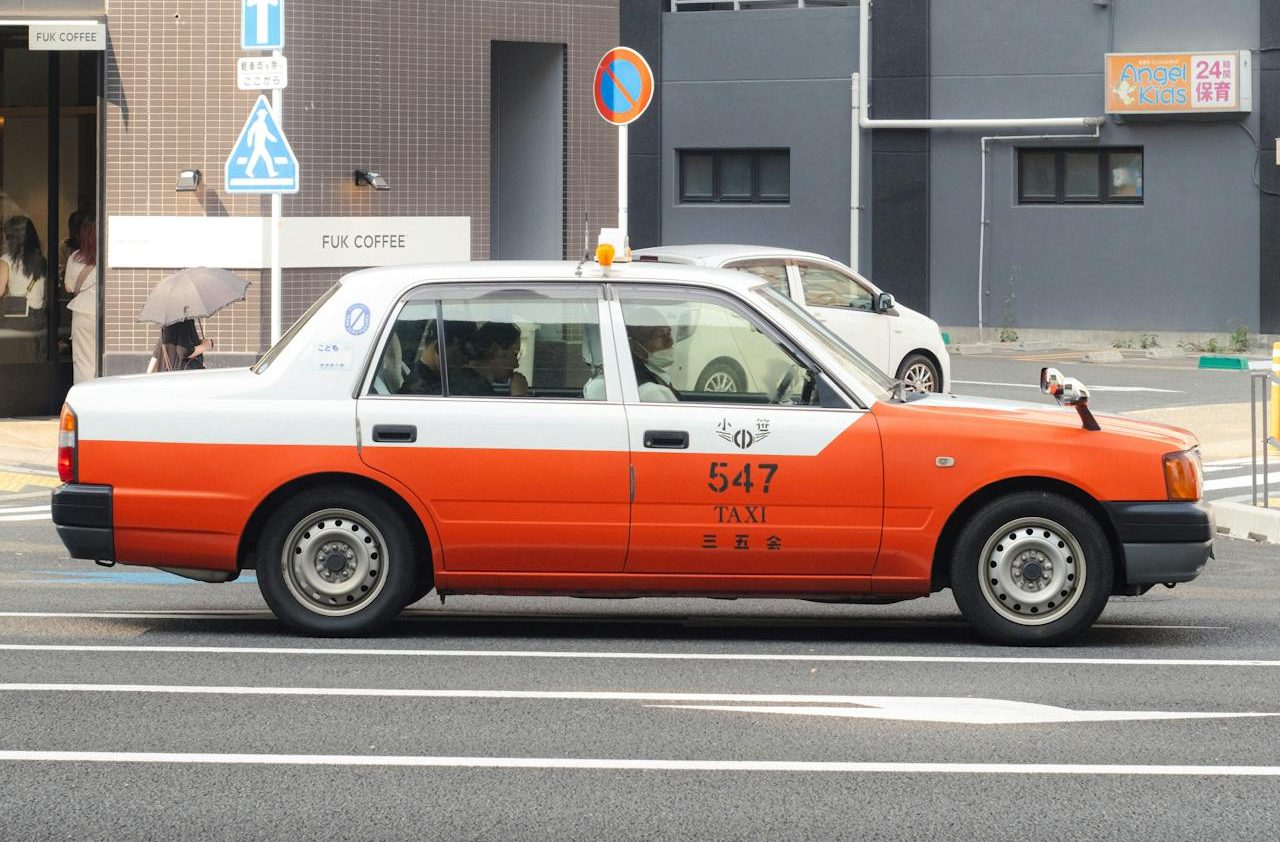 TAXI GIAPPONESE ARANCIONE E BIANCO