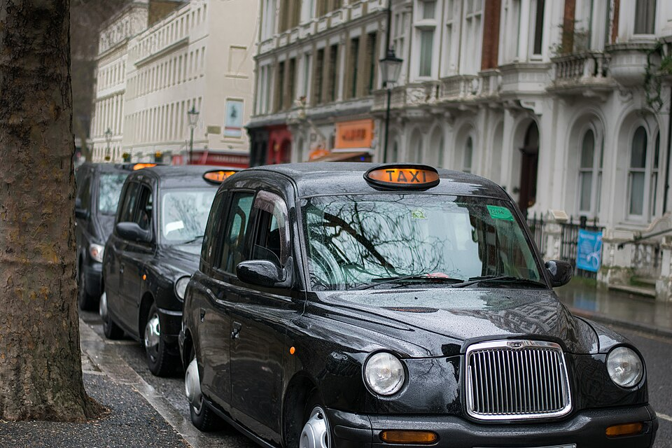 TIPICi TAXI INGLESE DI COLORE NERO